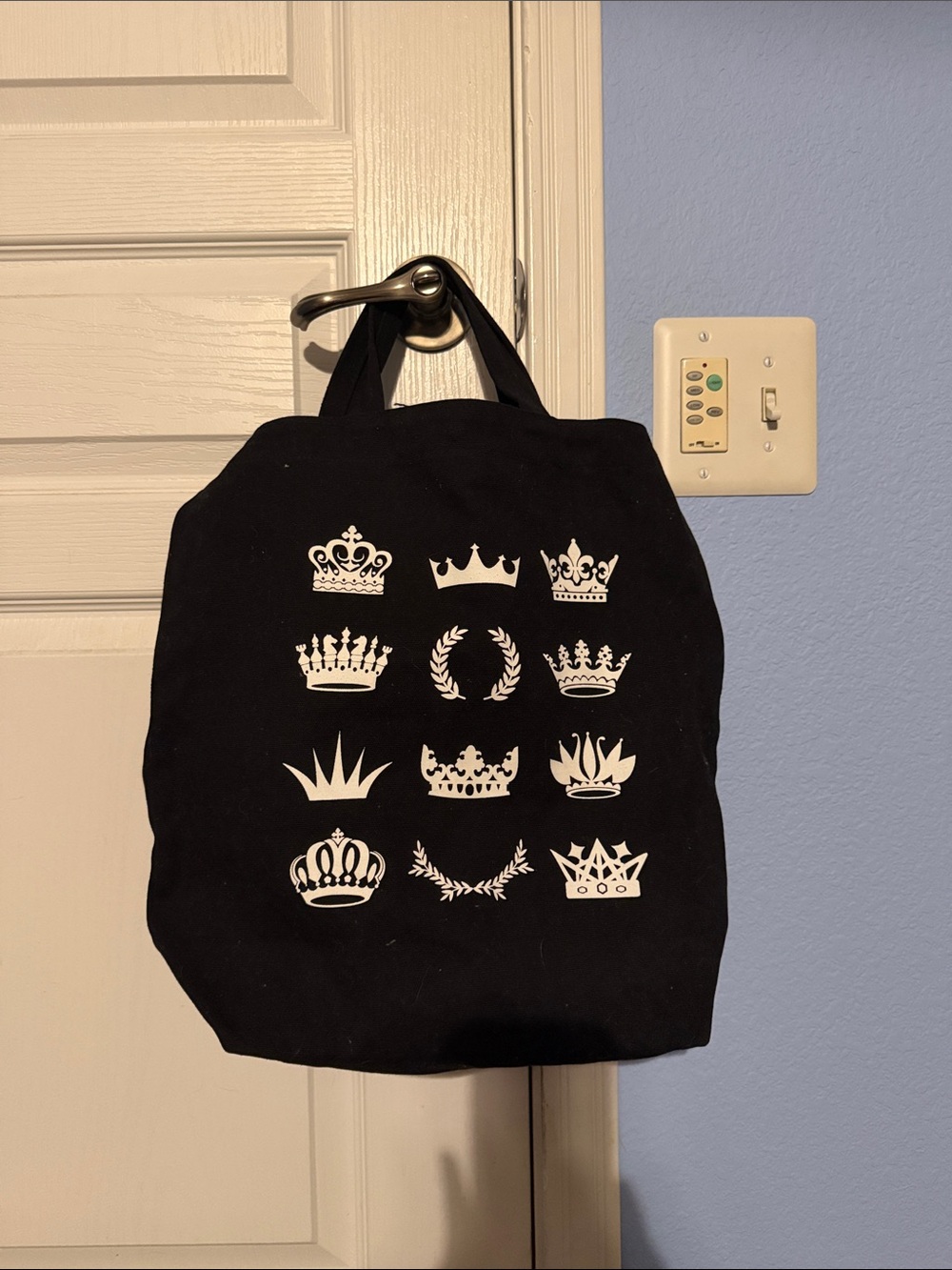 12 Caesars tote